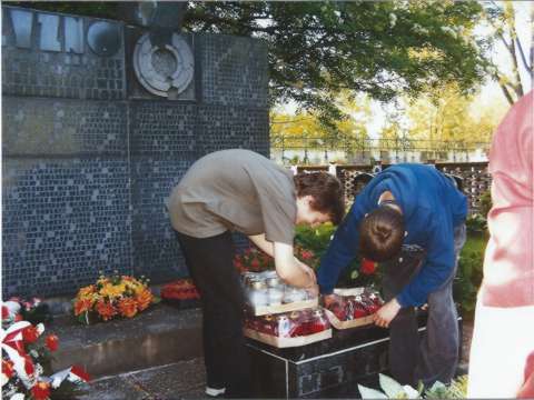 Zdjęcie dokumentujące pracę uczniów na cmentarzu