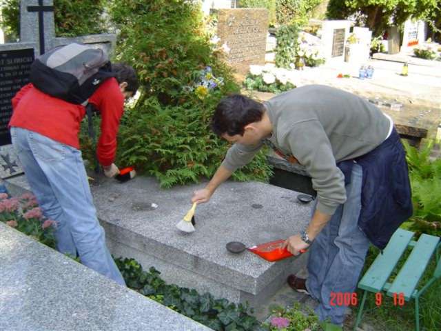 Zdjęcie dokumentujące pracę uczniów na cmentarzu